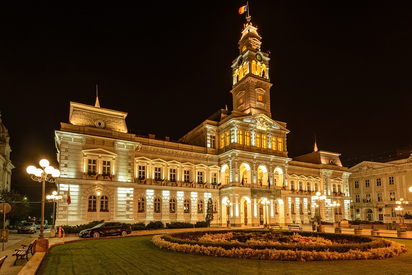 Palatul luminat noaptea